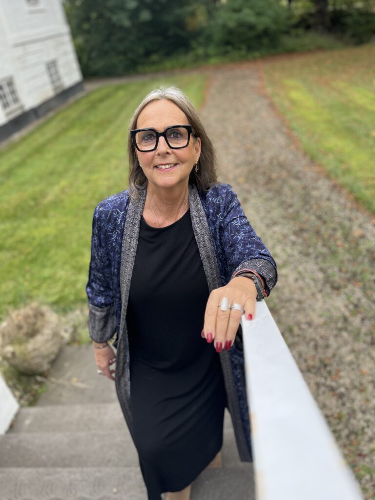 Anita udendørs ved en bro