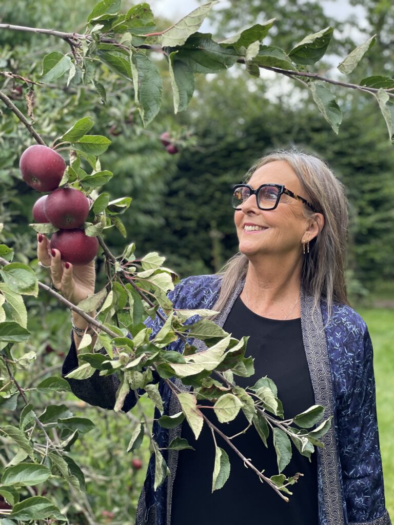 Anita ved et æbletræ