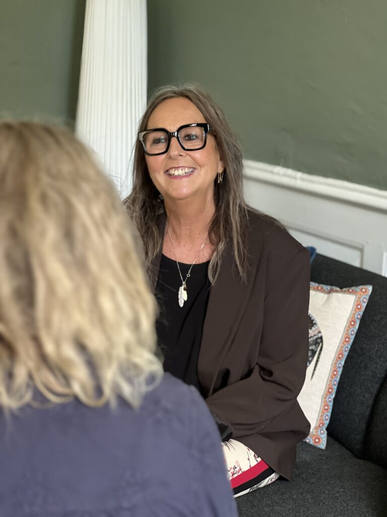 Anita lytter i en samtale