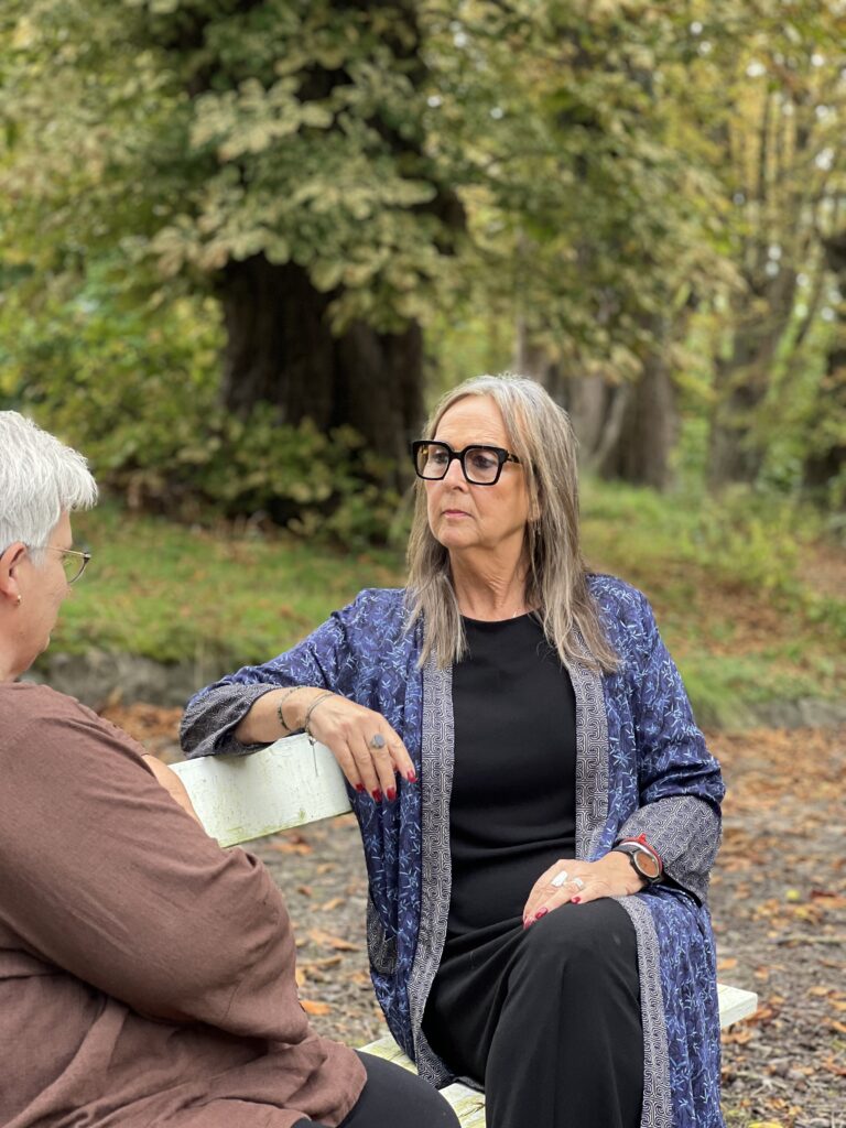 Anita lytter i en samtale udendørs