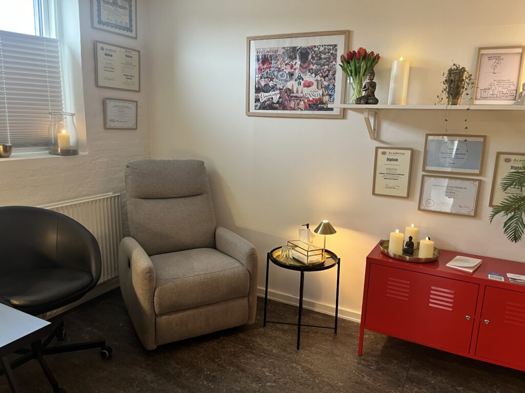 Klinikkens rum med stole og rolig belysning